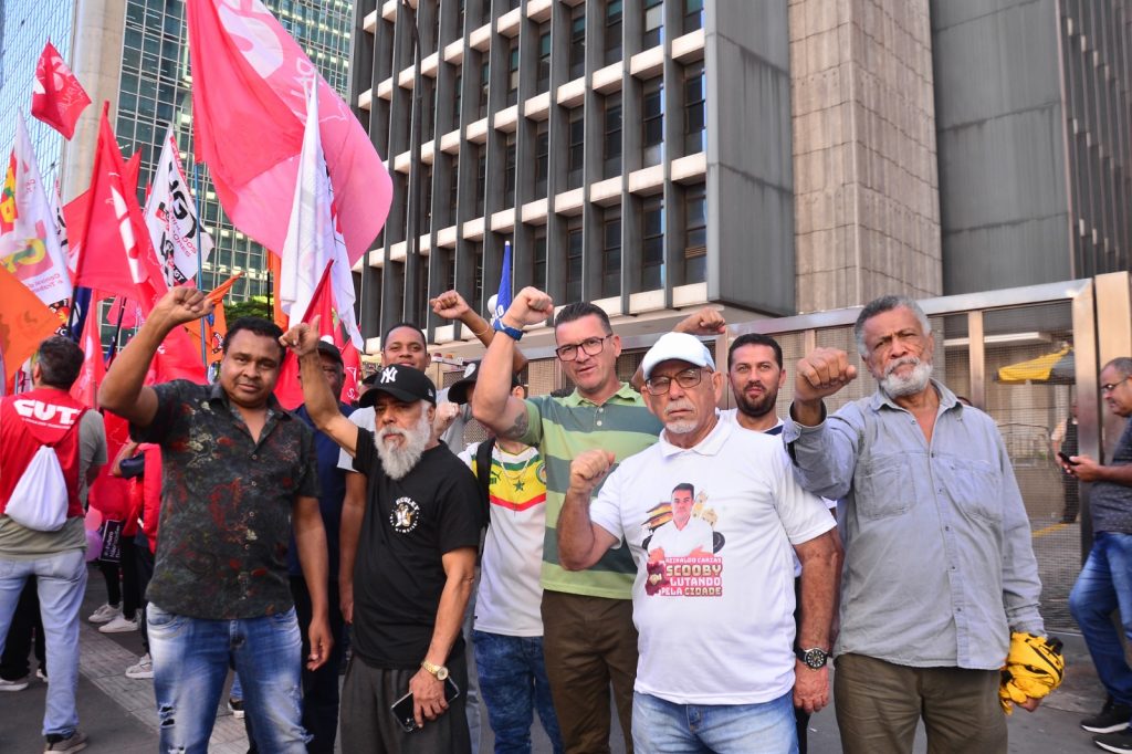 MENOS JUROS, MAIS EMPREGOS é o lema do protesto em frente ao Banco Central na Avenida Paulista