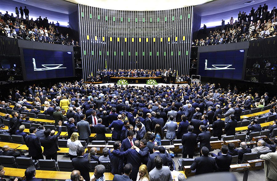 Câmara aprova projeto anticorrupção e inclui punição para juízes e MP