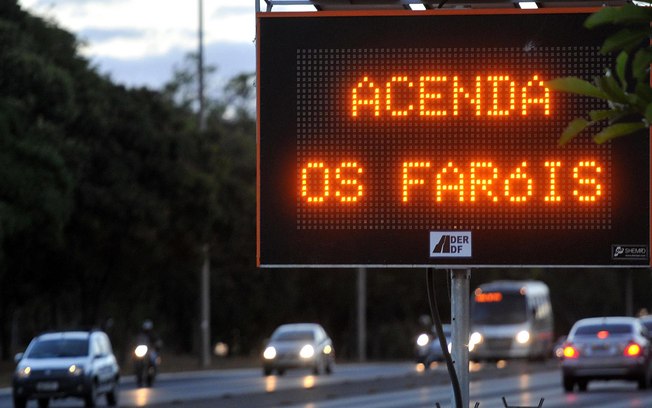 Mais de 124 mil motoristas são pegos no primeiro mês da lei do farol baixo